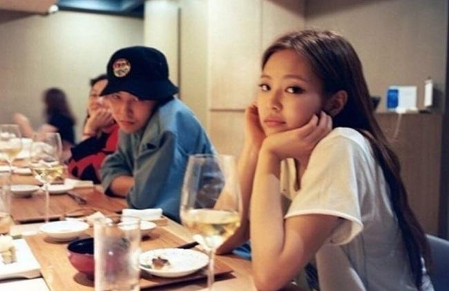 Một tháng sau đó, G-Dragon của Big Bang và Jennie (Blackpink) xác nhận đang yêu. Sự kết hợp của cặp đôi vàng làng nhạc Hàn gây xôn xao, khán giả gọi đây là 