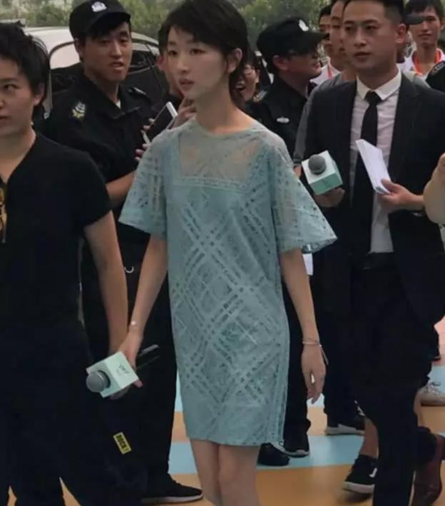 Giật mình sao Hoa ngữ: Lộ xương ngực, trơ xương sườn-8