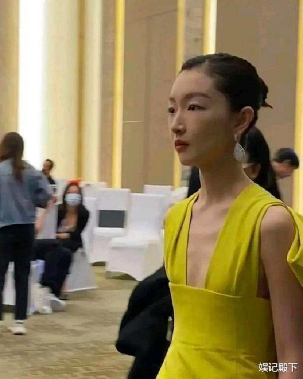 Giật mình sao Hoa ngữ: Lộ xương ngực, trơ xương sườn-9