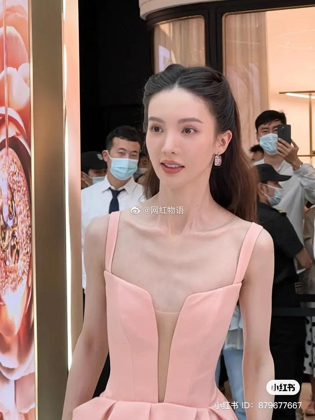 Giật mình sao Hoa ngữ: Lộ xương ngực, trơ xương sườn-11