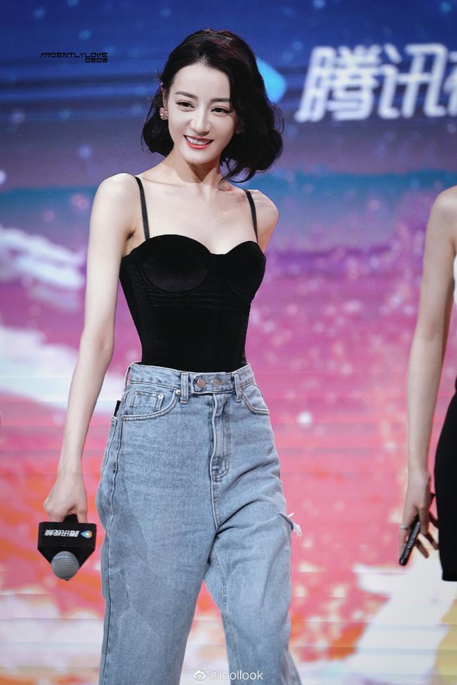 Giật mình sao Hoa ngữ: Lộ xương ngực, trơ xương sườn-1