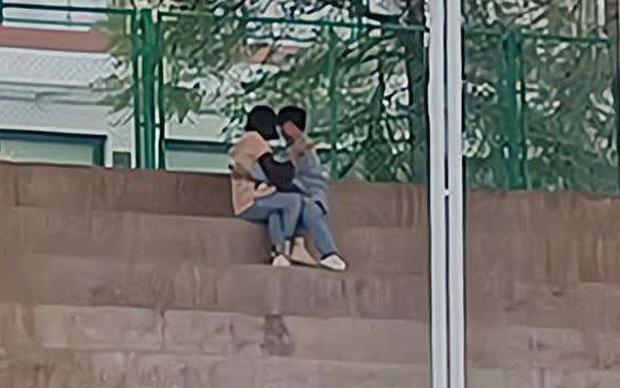 Cặp học trò định mây mưa, bị giáo viên phát hiện-1