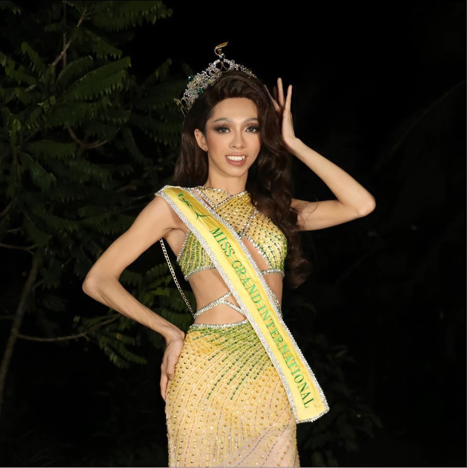 Ai như Thùy Tiên mặc đồ đăng quang, vào quán net chơi game-1