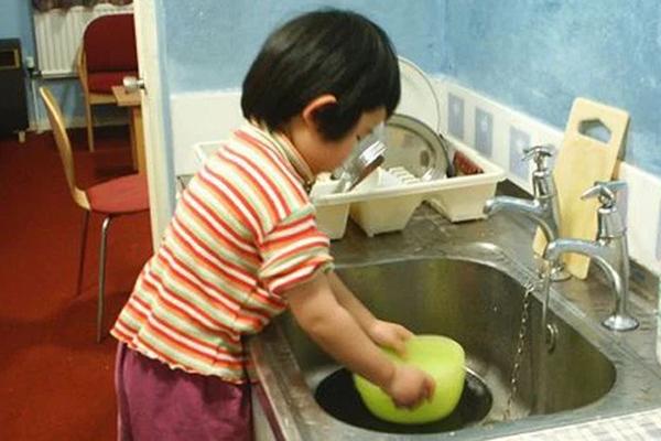 Bắt trẻ em làm công việc gia đình quá sức có thể bị phạt 3-5 triệu-1