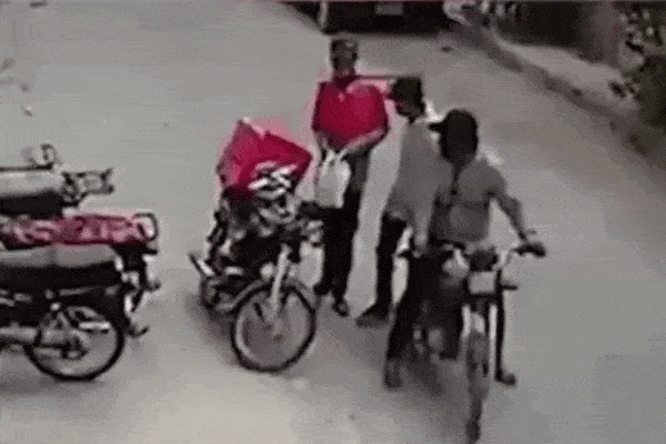 Clip: Vì chỗ đỗ xe, Vụ phó Bộ TN-MT tát thẳng mặt bà hàng xóm-2