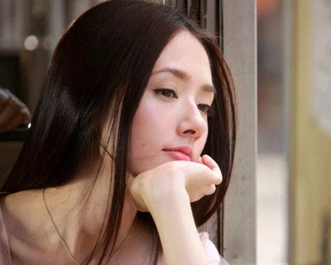 Đang ôm ấp bạn trai, cô gái phát hiện vật thể lạ đáng nghi-2