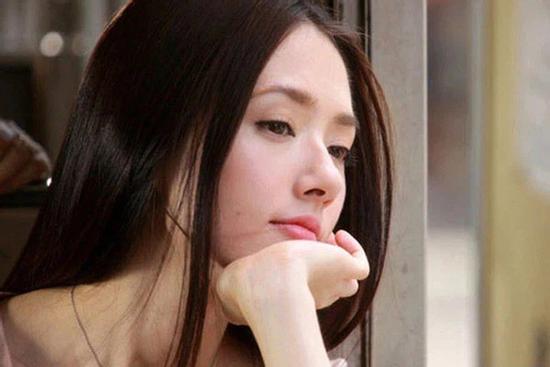 Đang ôm ấp bạn trai, cô gái phát hiện 'vật thể lạ' đáng nghi