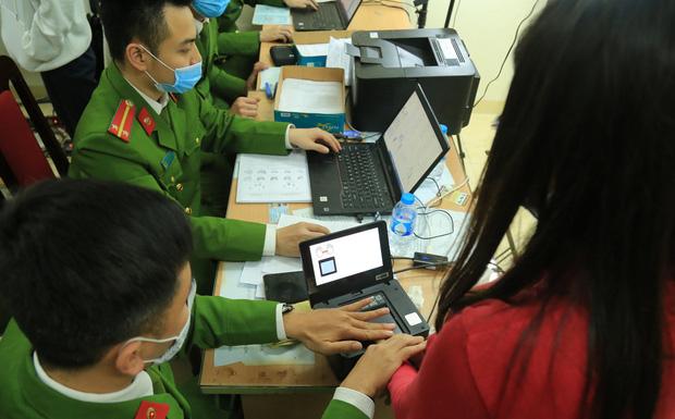 Từ ngày mai, người dân bị chậm trả thẻ CCCD gọi ngay số này!-1