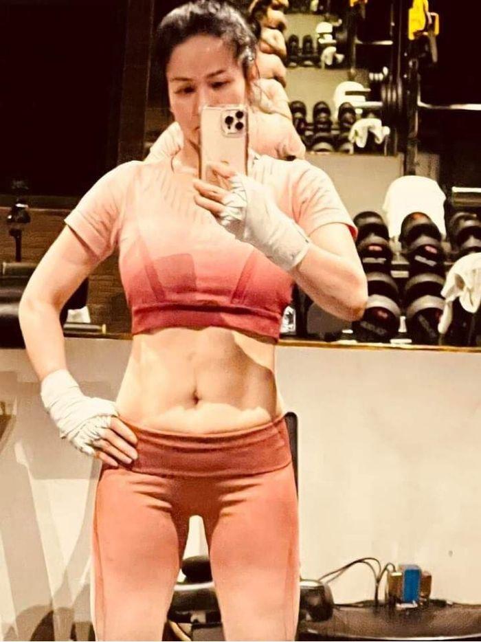 U40 Nhật Kim Anh khoe body 6 múi xịn không kém bồ trẻ tin đồn-1