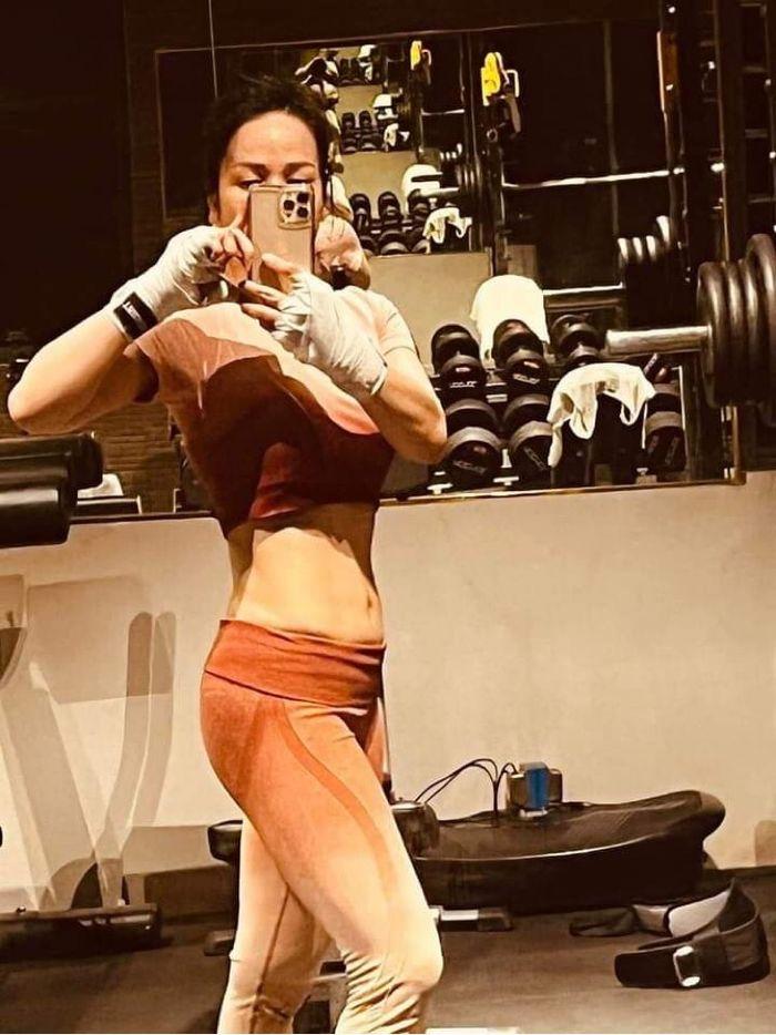 U40 Nhật Kim Anh khoe body 6 múi xịn không kém bồ trẻ tin đồn-2