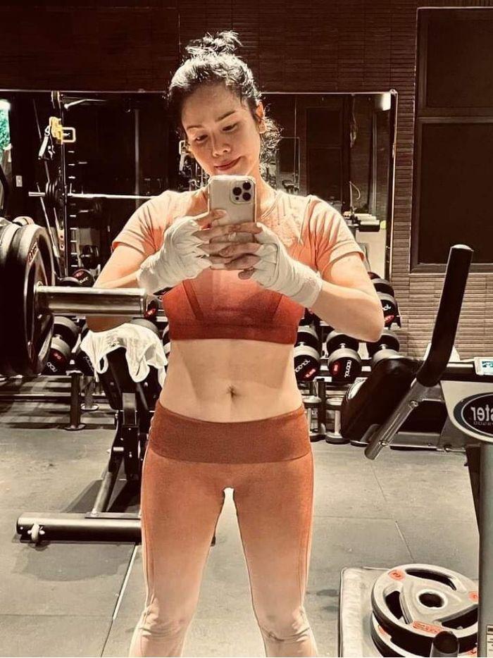 U40 Nhật Kim Anh khoe body 6 múi xịn không kém bồ trẻ tin đồn-4