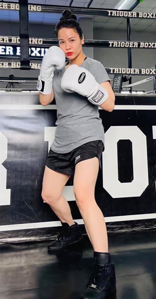 U40 Nhật Kim Anh khoe body 6 múi xịn không kém bồ trẻ tin đồn-5