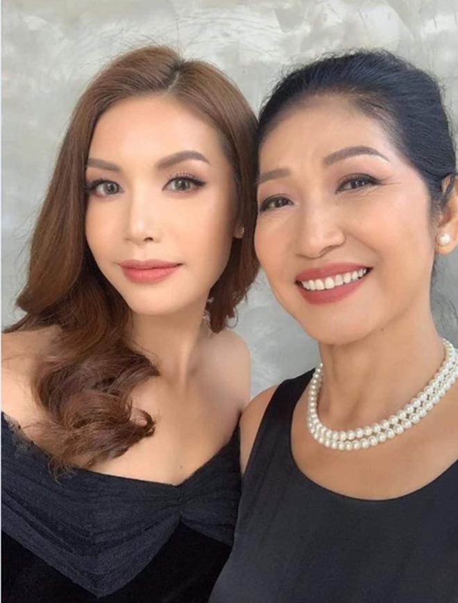 Minh Tú công khai bạn trai Tây, mẹ đẻ nói gì về chàng rể?-3