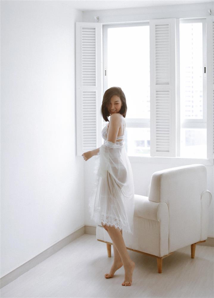 Quỳnh Thư khoe đường cong nóng rẫy với nội y ren xuyên thấu-2