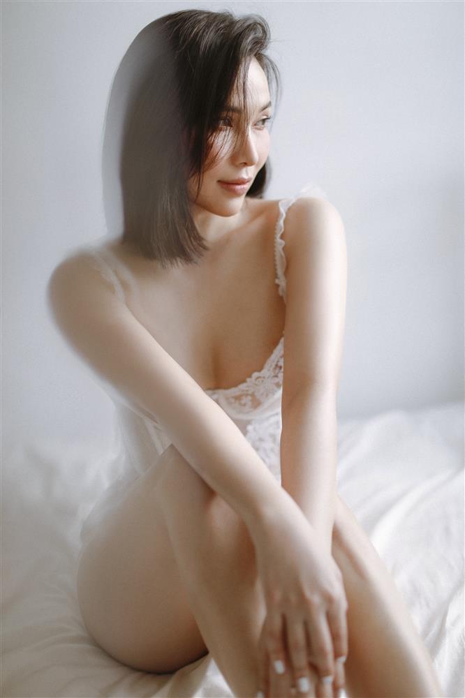 Quỳnh Thư khoe đường cong nóng rẫy với nội y ren xuyên thấu-6