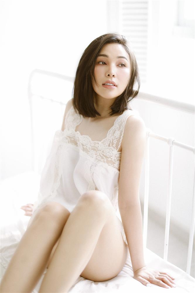 Quỳnh Thư khoe đường cong nóng rẫy với nội y ren xuyên thấu-9