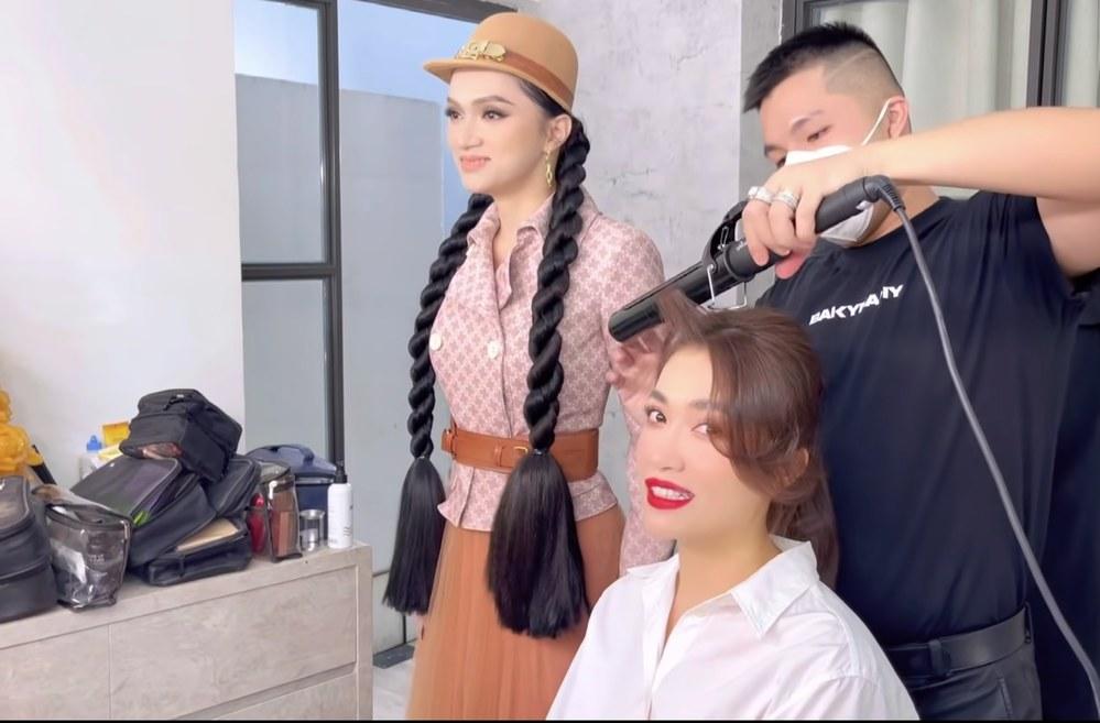 Hương Giang catwalk với đôi giày cao nặng như đá tảng nhìn choáng!-1