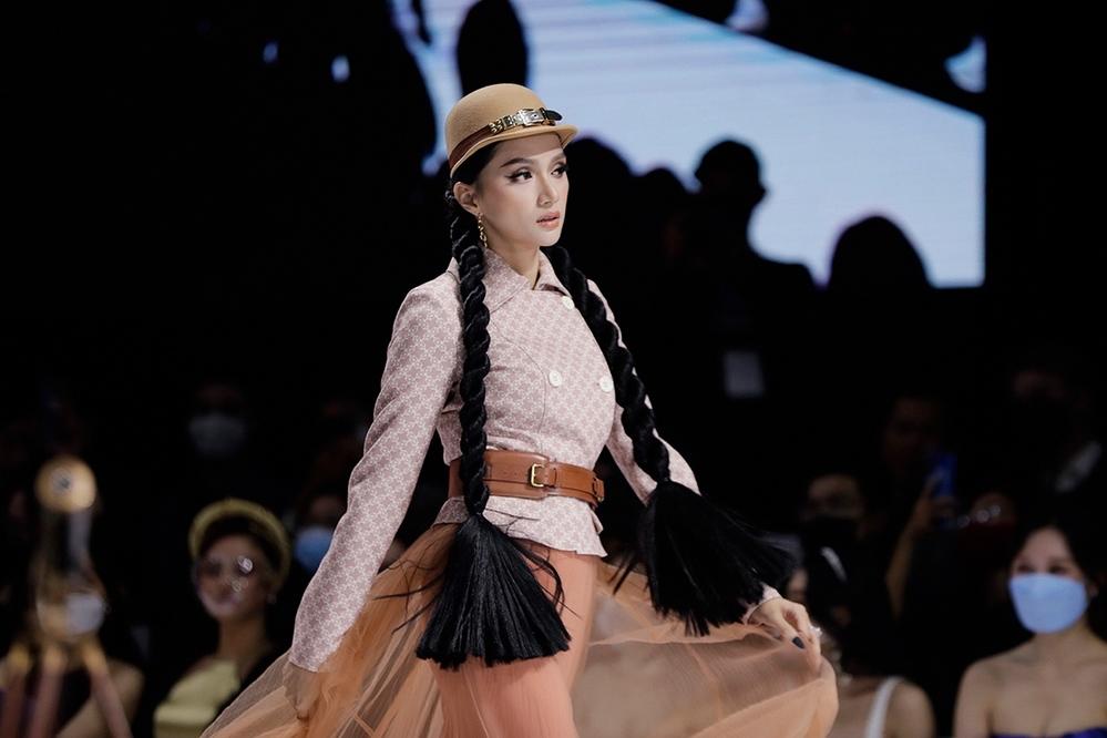 Hương Giang catwalk với đôi giày cao nặng như đá tảng nhìn choáng!-4