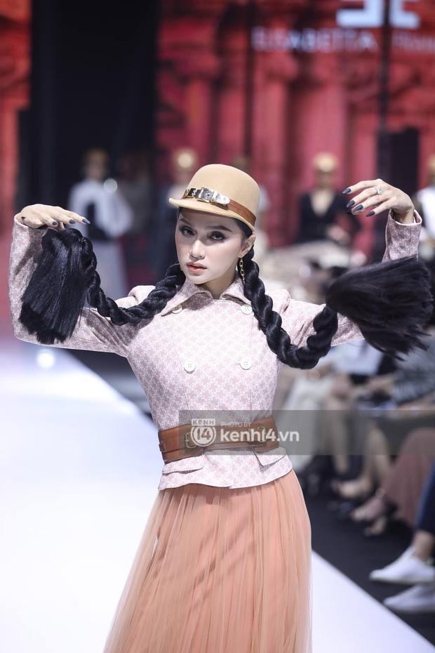 Hương Giang catwalk với đôi giày cao nặng như đá tảng nhìn choáng!-5