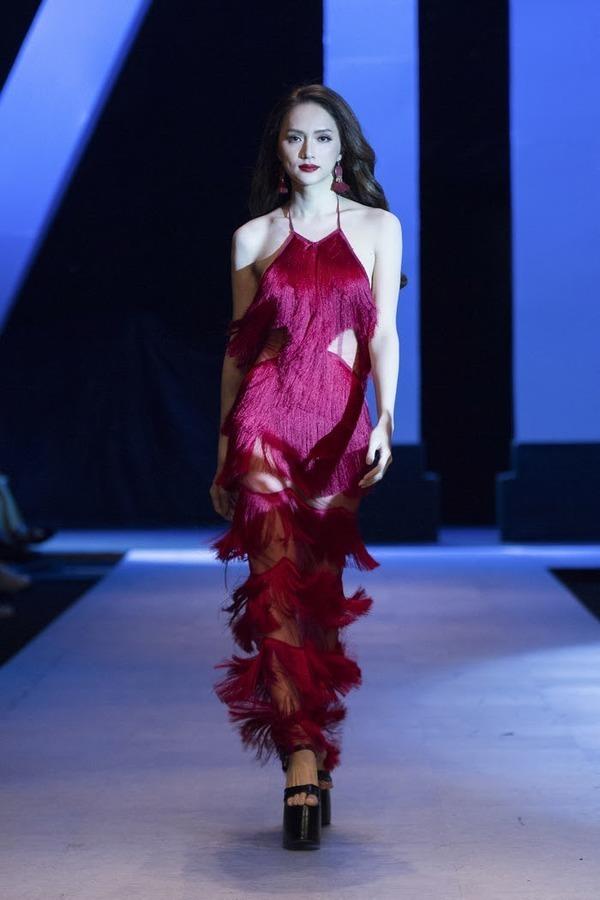 Hương Giang catwalk với đôi giày cao nặng như đá tảng nhìn choáng!-6