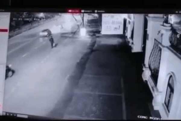 Clip: Ô tô lao như bay, đâm tung quán ăn khiến cõi mạng khiếp vía-2