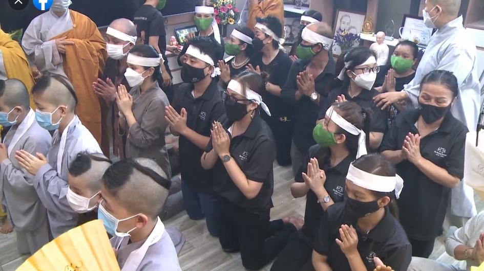 Lễ cúng 100 ngày Phi Nhung: Xúc động cảnh con thơ ngủ gục-7