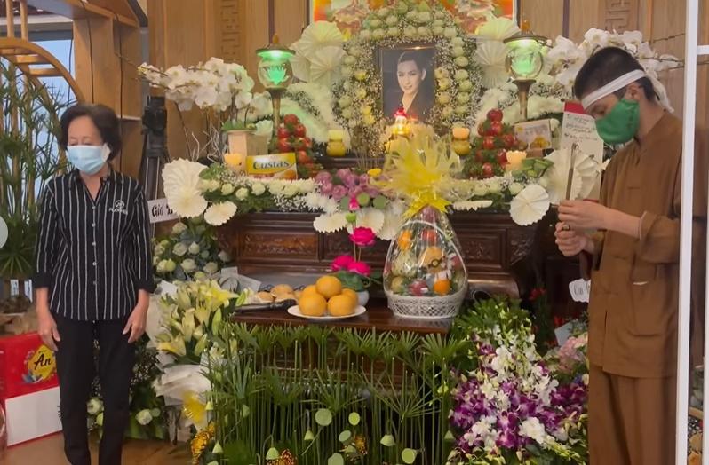 Mẹ Hồ Văn Cường một mình tới cúng 100 ngày Phi Nhung?-5