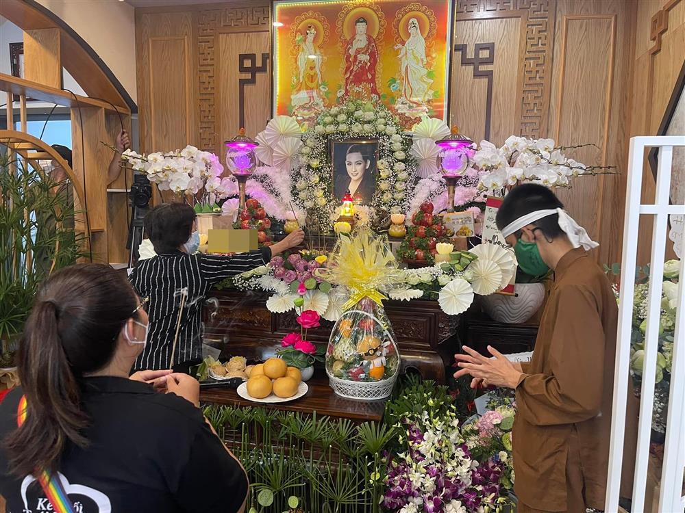 Mẹ Hồ Văn Cường một mình tới cúng 100 ngày Phi Nhung?-3