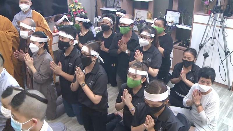 Mẹ Hồ Văn Cường một mình tới cúng 100 ngày Phi Nhung?-1