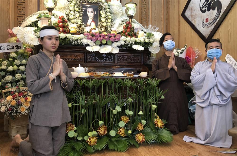 Mẹ Hồ Văn Cường một mình tới cúng 100 ngày Phi Nhung?-2