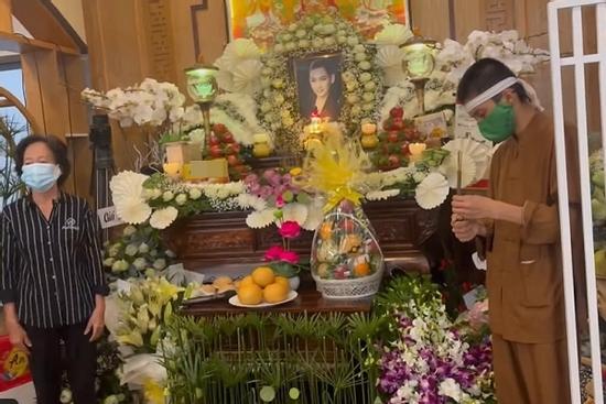 Mẹ Hồ Văn Cường một mình tới cúng 100 ngày Phi Nhung?