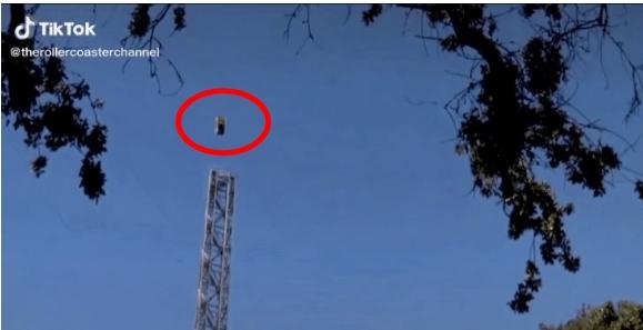 Tàu lượn siêu tốc văng khỏi đường ray, du khách la hét thất thanh-1