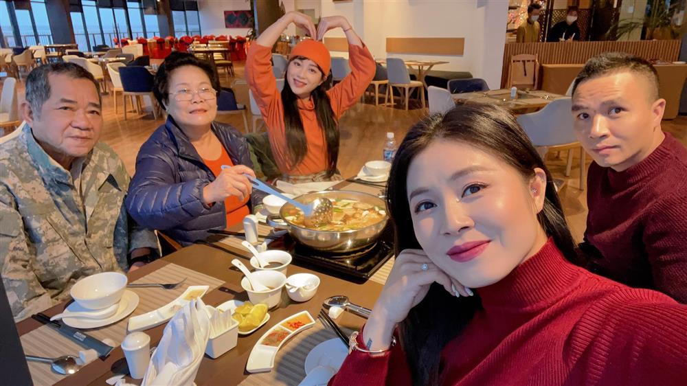 MC Hoàng Linh được chồng hai yêu chiều như bà hoàng-4