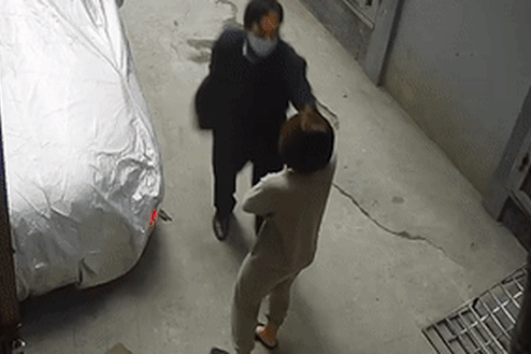 Đình chỉ Vụ phó Bộ Tài nguyên - Môi trường tát thẳng mặt hàng xóm-2