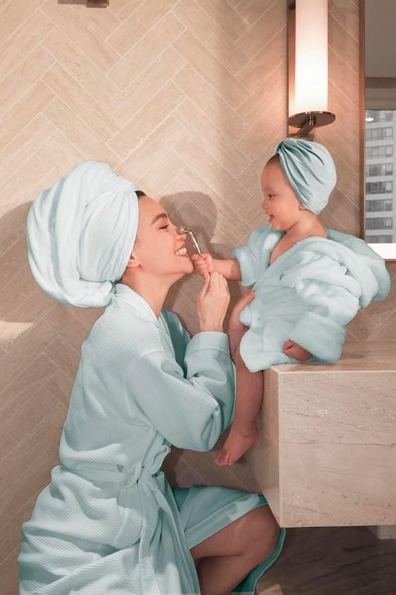 Nhìn Hà Hồ - Elly Trần mặc đồ đôi với ái nữ, ai cũng ước 1 cô con gái-4