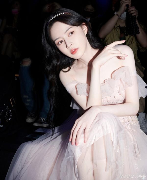 Tiểu Chiêu Tân Ỷ Thiên Đồ Long Ký qua đêm với ông trùm U70-17