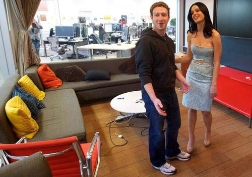 Cha đẻ Facebook lùn một mẩu khi đọ dáng cùng Katy Perry-2