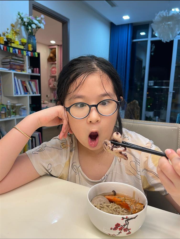 Con gái Huy Khánh và vợ Á hậu trổ giò dài sọc khi 9 tuổi-5