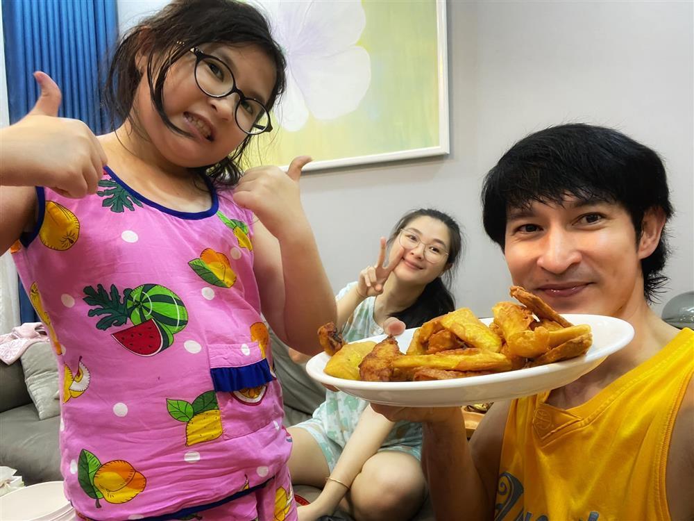 Con gái Huy Khánh và vợ Á hậu trổ giò dài sọc khi 9 tuổi-8