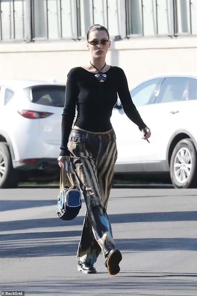 Bella Hadid thả rông vòng 1, dáng đẹp như tượng tạc trên phố-1