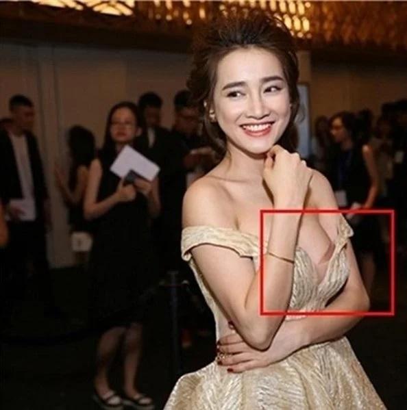 Nhã Phương hiếm hoi hở bạo, có lần lộ nội y-7