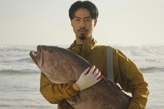 Netizen tranh cãi 'mang tiền về cho mẹ', Đen Vâu phản ứng gì?