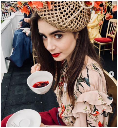 Bí quyết vóc dáng mình hạc xương mai của nữ chính Emily In Paris-2