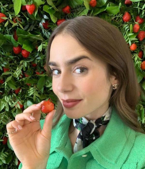 Bí quyết vóc dáng mình hạc xương mai của nữ chính Emily In Paris-3