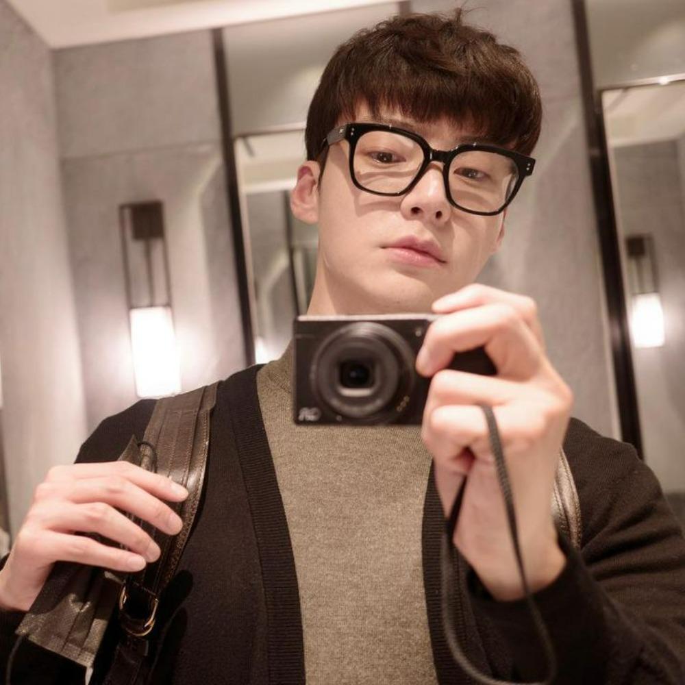 Ahn Jae Hyun đẹp trai ngỡ ngàng sau bê bối ly hôn Goo Hye Sun-1