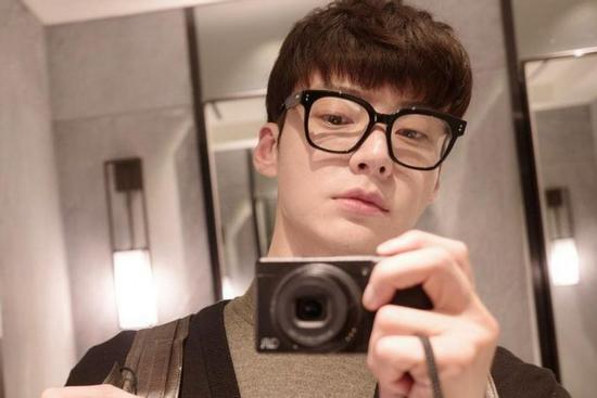 Ahn Jae Hyun đẹp trai ngỡ ngàng sau bê bối ly hôn Goo Hye Sun