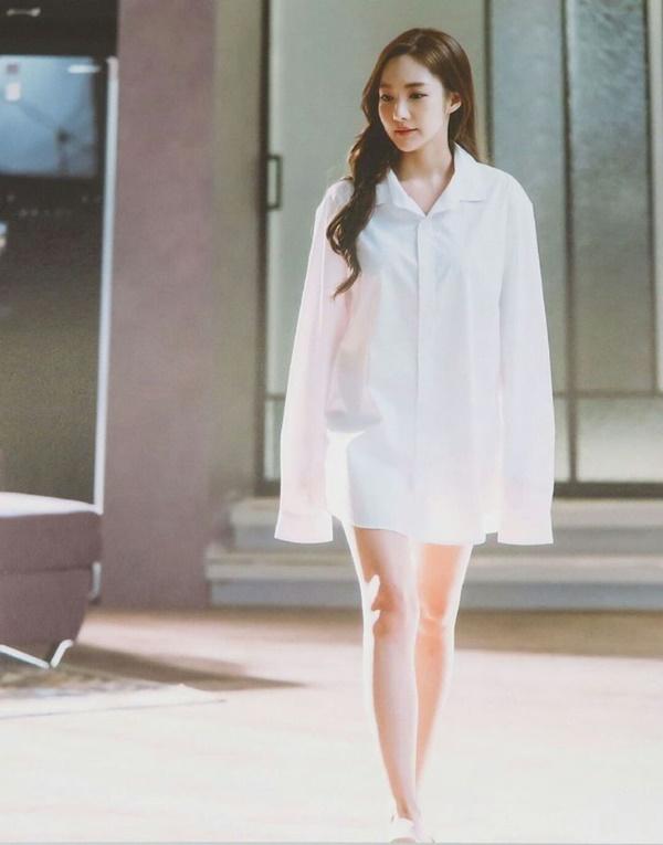 Người đẹp suýt bung cúc áo, gợi tình vượt mặt Song Hye Kyo-2