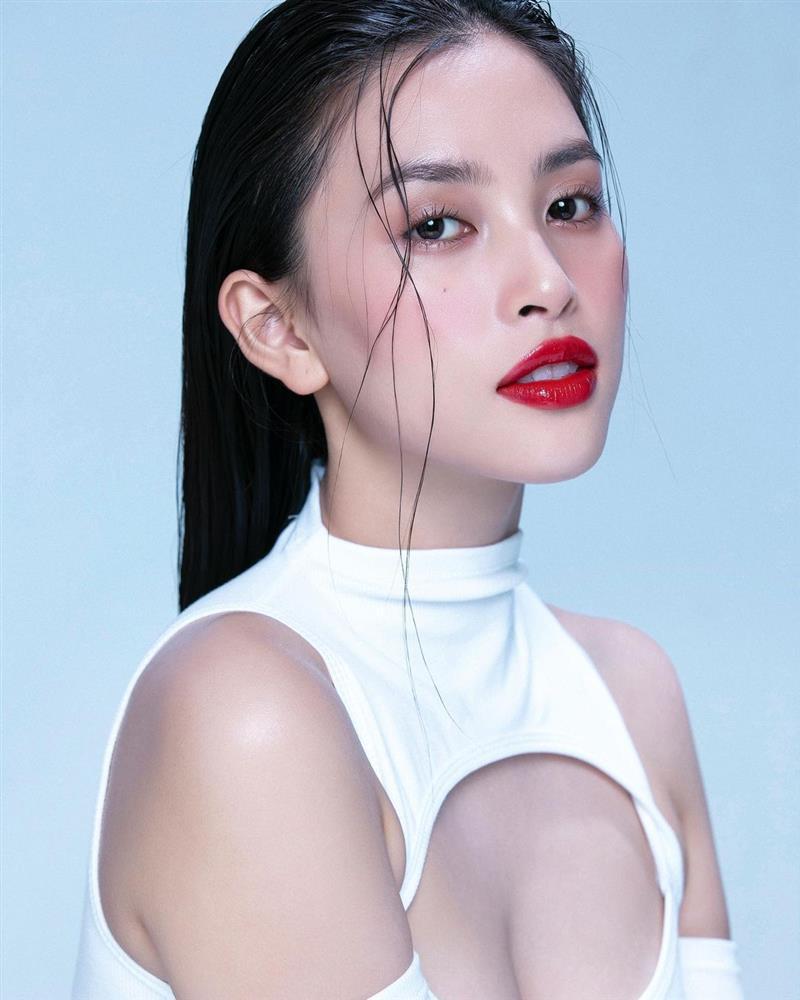 Hoa hậu Tiểu Vy thả rông, phanh áo, che ngực hờ bằng khăn mỏng-3