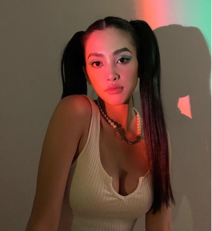 Hoa hậu Tiểu Vy thả rông, phanh áo, che ngực hờ bằng khăn mỏng-5