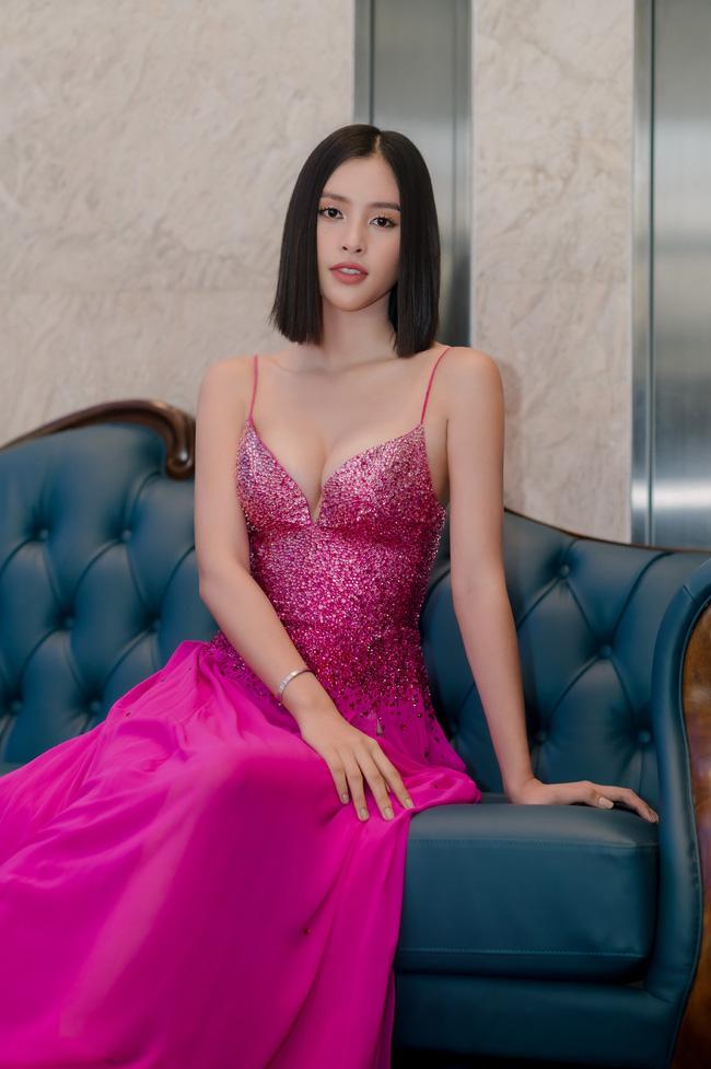 Hoa hậu Tiểu Vy thả rông, phanh áo, che ngực hờ bằng khăn mỏng-8